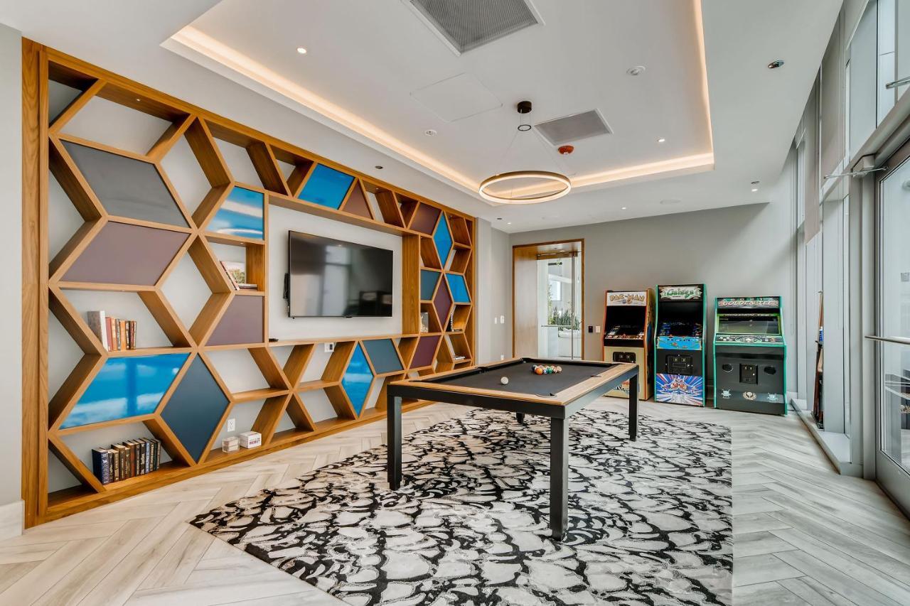 Sentral Michigan Avenue Aparthotel Чикаго Екстериор снимка The game room at the 2018 Student Union