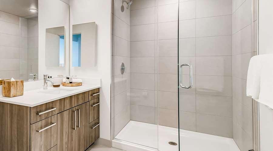 Sentral Michigan Avenue Aparthotel Чикаго Екстериор снимка A shower with a glass door