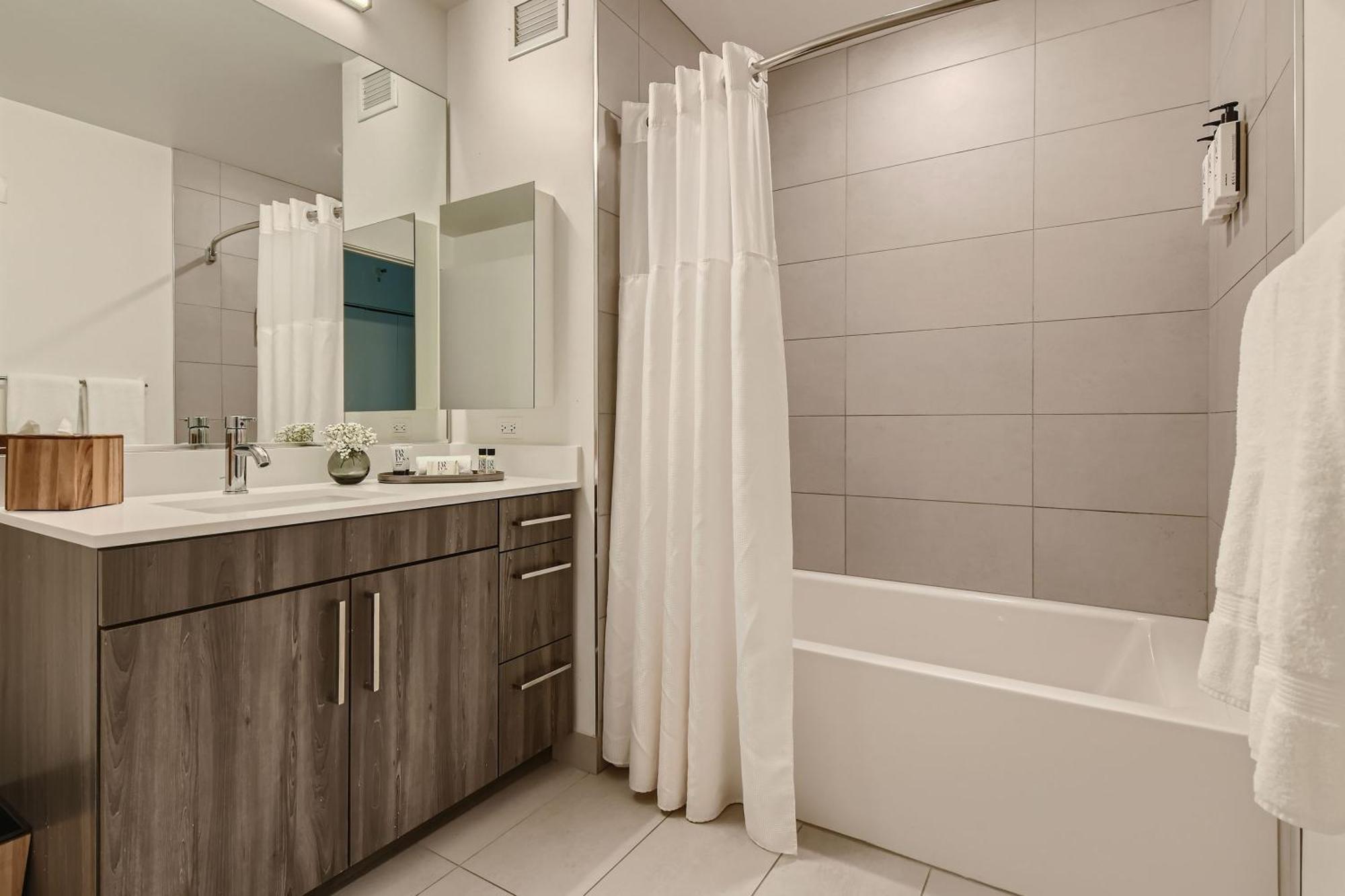 Sentral Michigan Avenue Aparthotel Чикаго Стая снимка A modern bathroom with a shower curtain